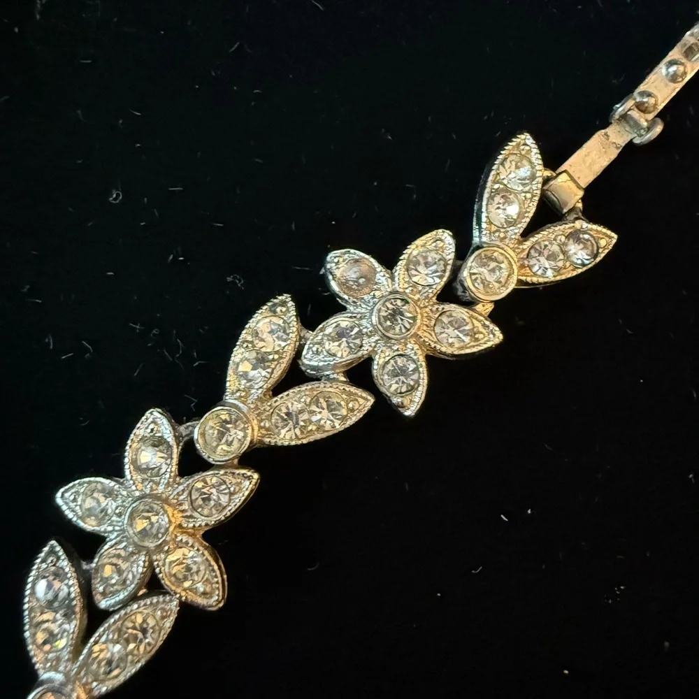 Elegant Gold Floral Necklace - Picture 2 of 4